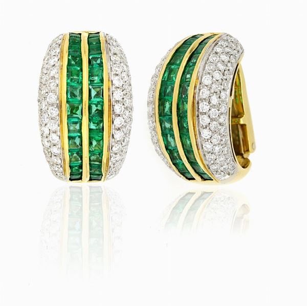 Orecchini oro bianco e giallo con diamanti e smeraldi.