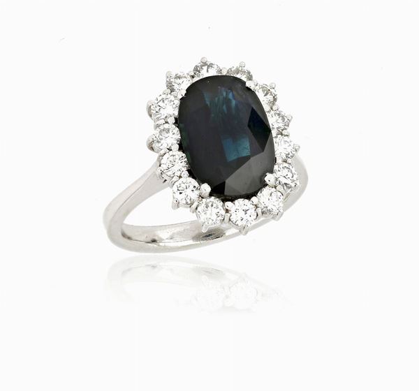 Anello in oro bianco con zaffiro e diamanti.