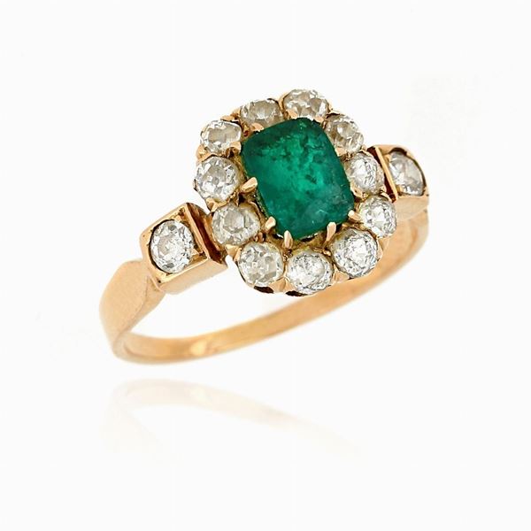 Anello antico con smeraldo e diamanti.