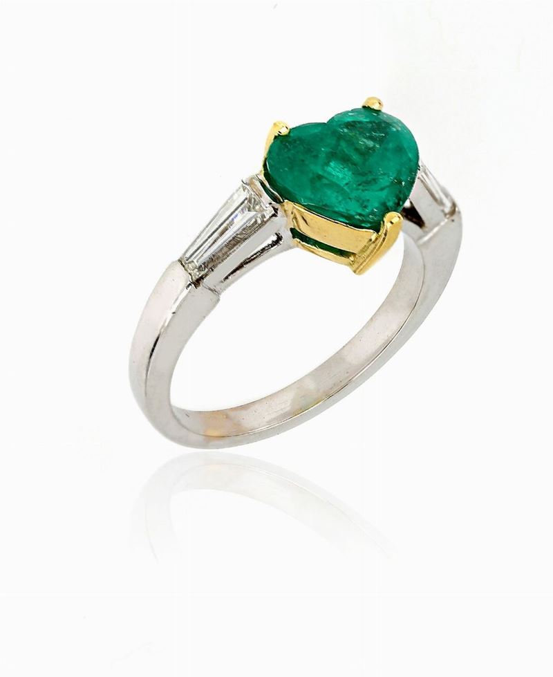 Anello con Smeraldo a Cuore e Diamanti.