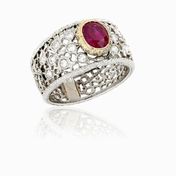 Anello in oro bianco con rubino ovale.