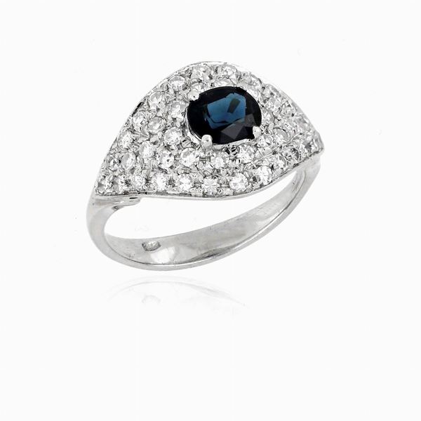 Anello in oro bianco con  zaffiro e diamanti.