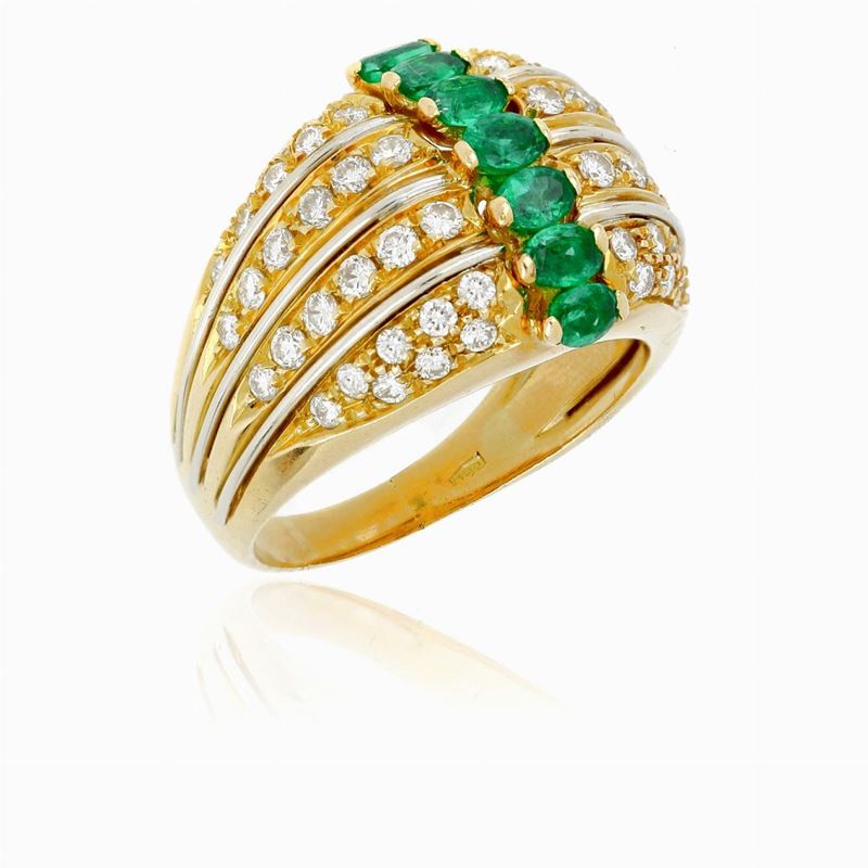 Anello in Oro Giallo con Diamanti e Smeraldi