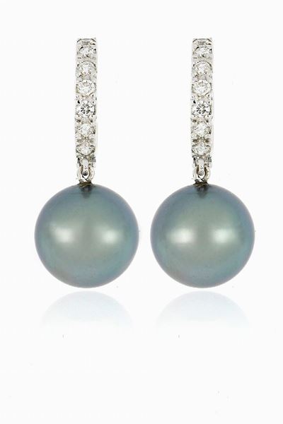 Orecchini in Oro Bianco con Perle Grigie e Brillanti.
