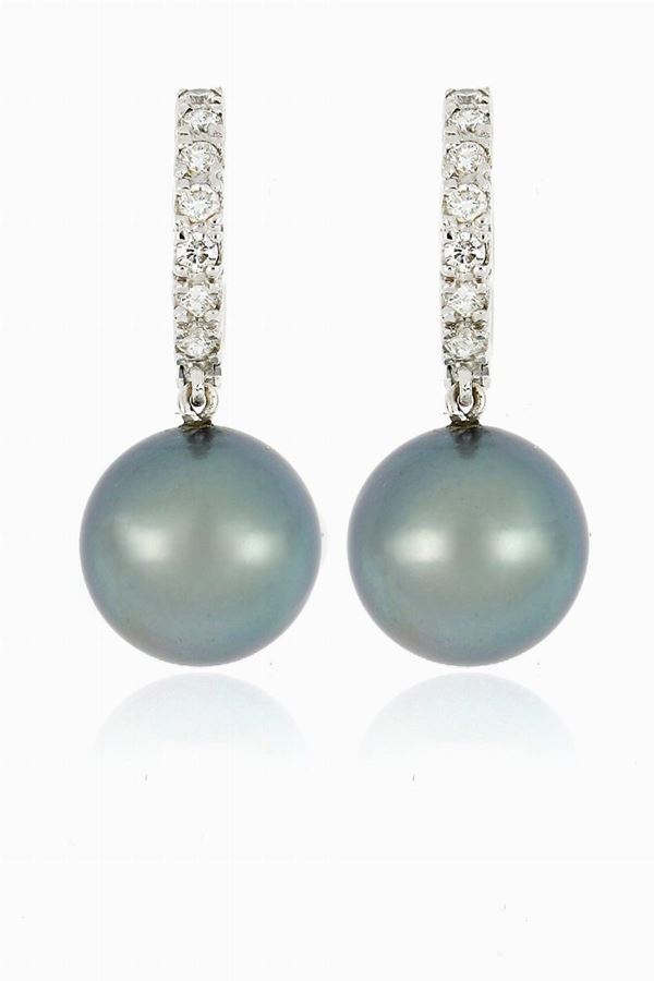 Orecchini in oro bianco con perle grigie e brillanti.