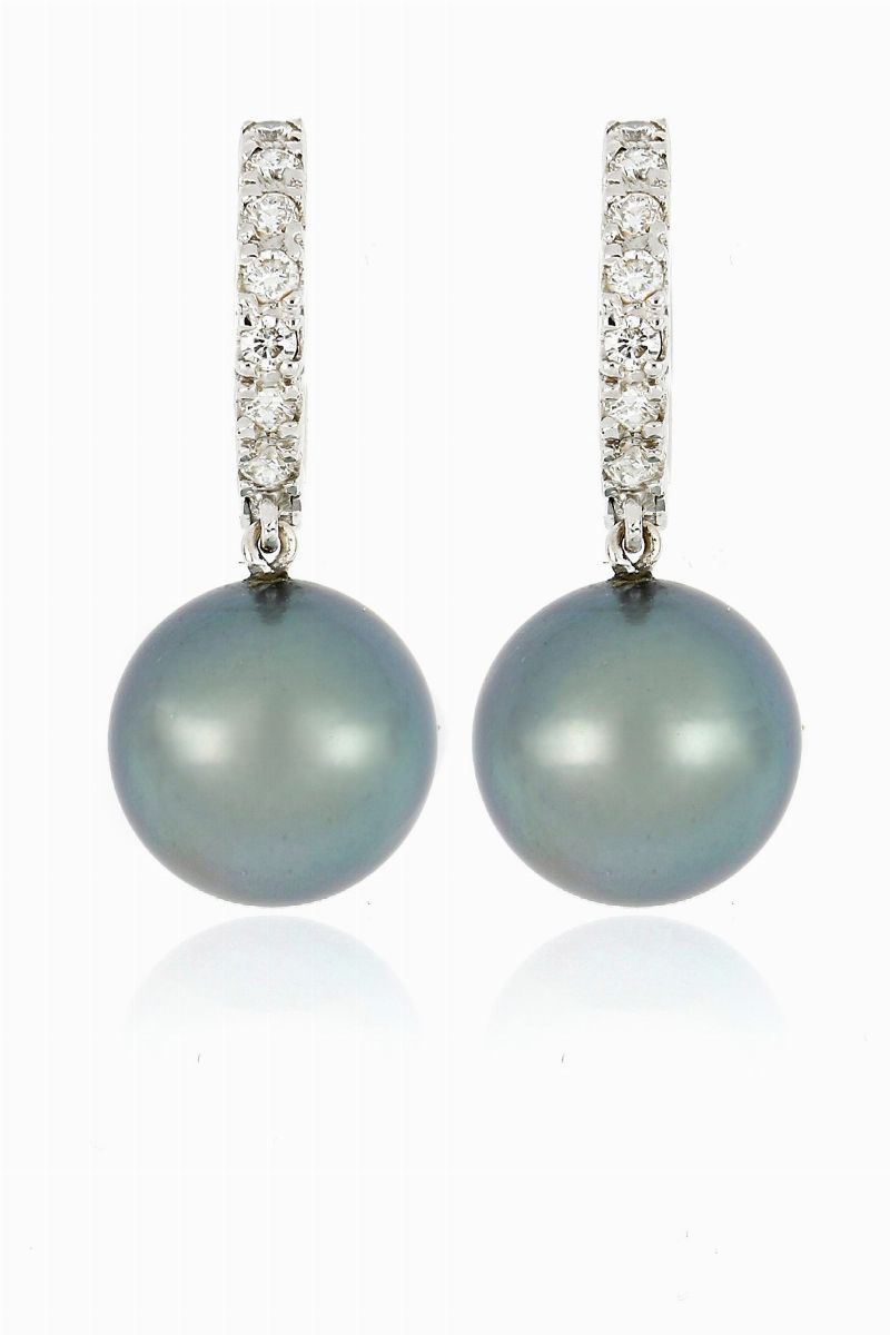 Orecchini in Oro Bianco con Perle Grigie e Brillanti.