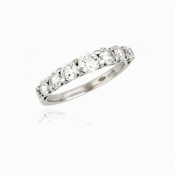 Anello in oro bianco e diamanti.