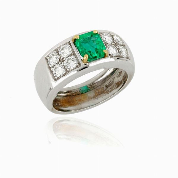 Anello in oro bianco con smeraldo e diamanti.