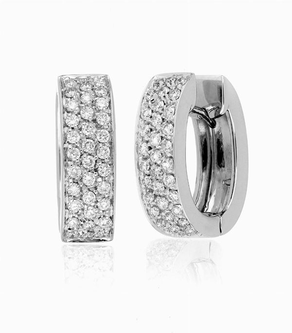 Orecchini in oro bianco con pav&#233; di diamanti. 