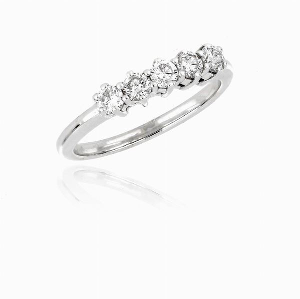 Anello in oro bianco e diamanti.