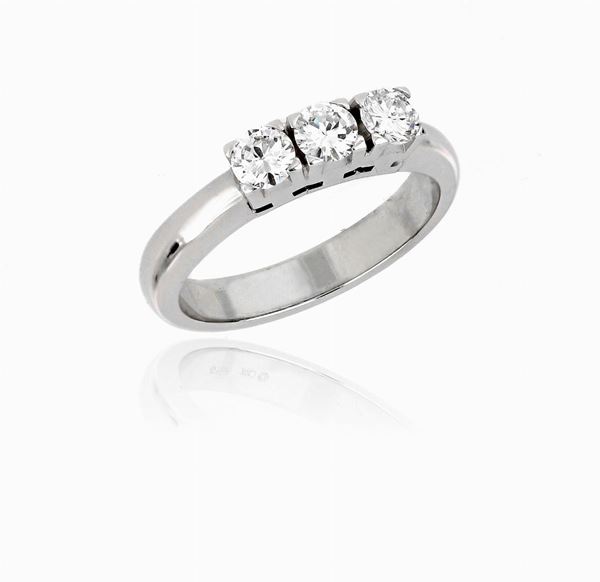 Anello trilogy in oro bianco.  - Asta ASTA A TEMPO / ASTA N. 9 - Faraone Casa d'Aste