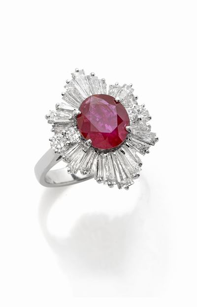 Anello in Oro Bianco con Rubino e Diamanti.