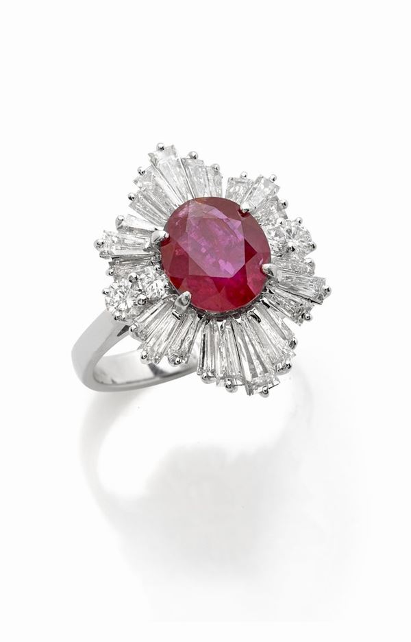 Anello in oro bianco con rubino e diamanti.