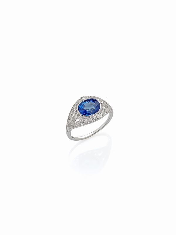Anello inizio &#39;900 in platino con zaffiro e diamanti