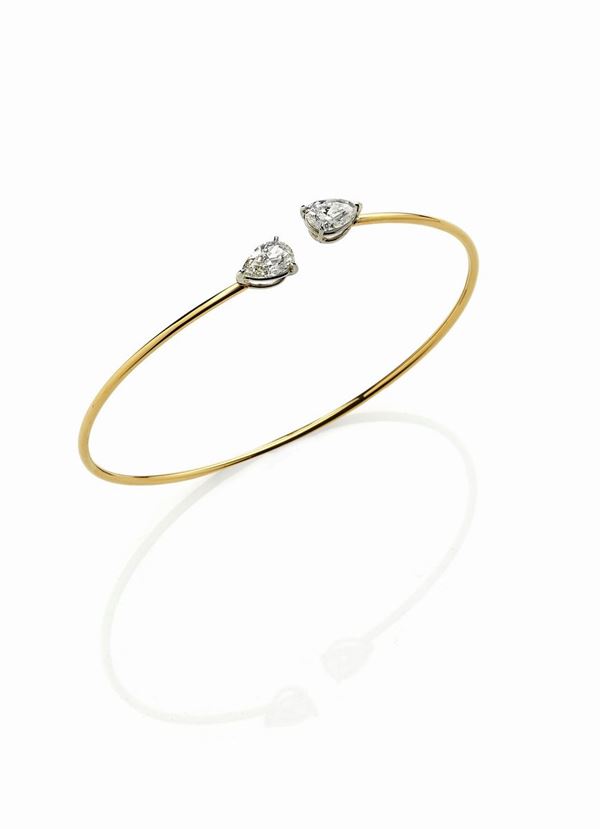 Bracciale in oro giallo e bianco con due diamanti goccia